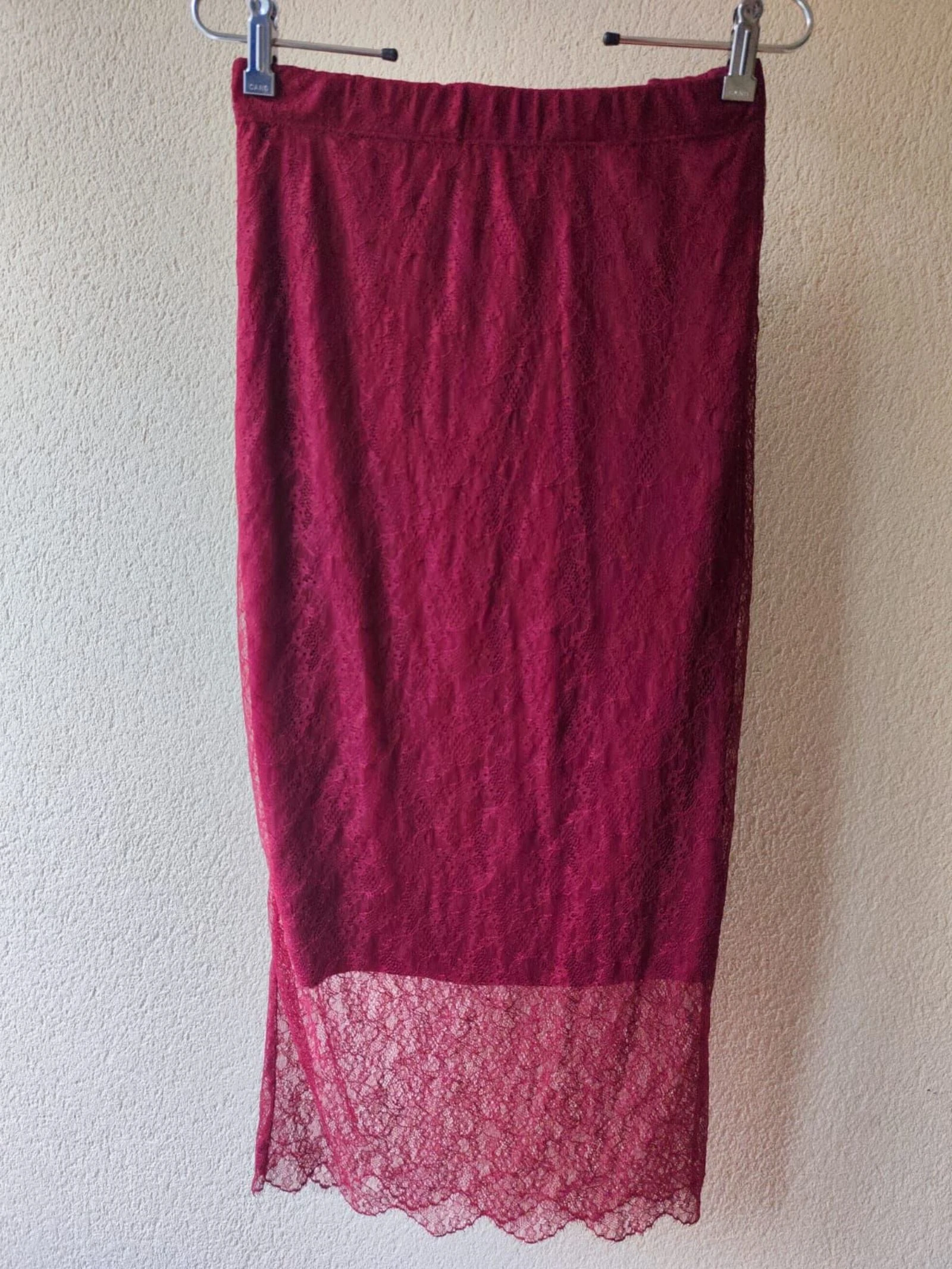 Zara TRF/Trafaluc – Falda midi de encaje burdeos T.M